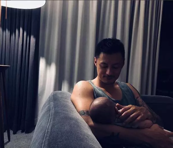 是個帥哥!余文樂兒子正臉照意外曝光!❤余初見鼻子挺挺超像王棠雲derr!