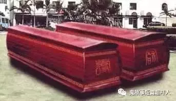 老婆閨女離奇死亡,村民做了兩口棺材,等主人下葬