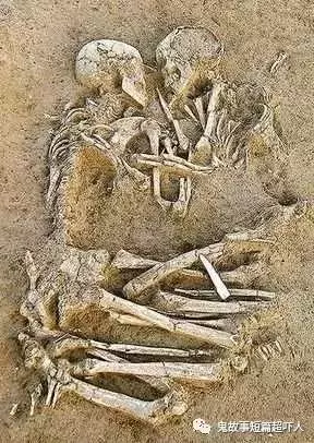 老婆閨女離奇死亡,村民做了兩口棺材,等主人下葬