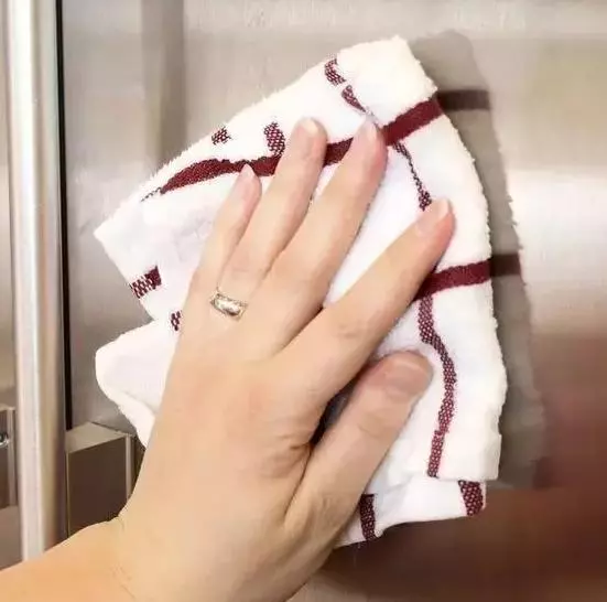 她用【吹風機】對著廚房牆壁吹一下,結果鄰居個個都學她!