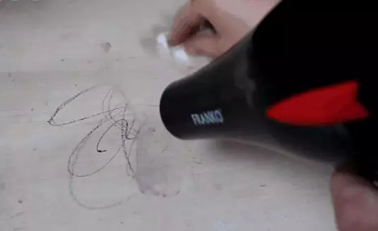 她用【吹風機】對著廚房牆壁吹一下,結果鄰居個個都學她!