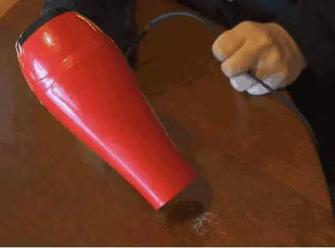 她用【吹風機】對著廚房牆壁吹一下,結果鄰居個個都學她!