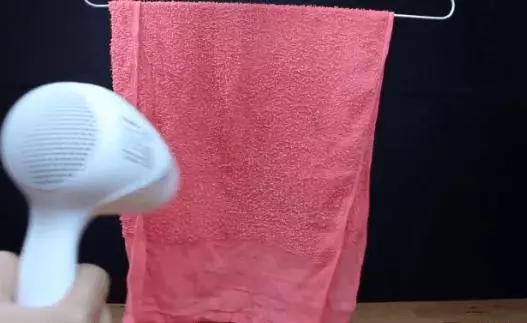 她用【吹風機】對著廚房牆壁吹一下,結果鄰居個個都學她!