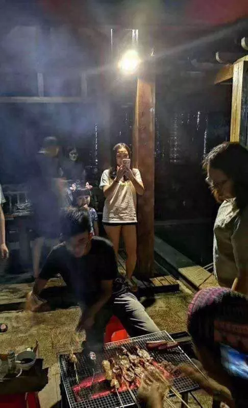 烤肉引來鬼?他幫朋友拍照 怎知看一眼嚇壞「影像清晰到不行」…網喊:超毛