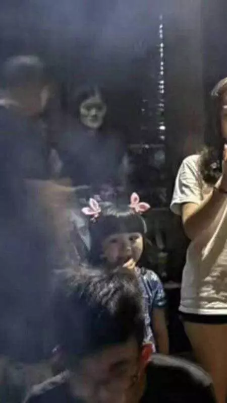 烤肉引來鬼?他幫朋友拍照 怎知看一眼嚇壞「影像清晰到不行」…網喊:超毛