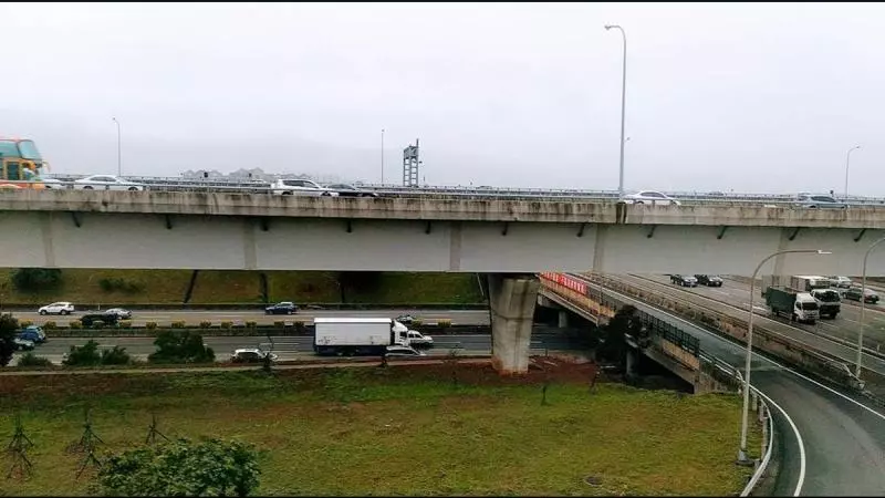 防龜車「帶塞」五楊高架出一招解決!用路人狂讚