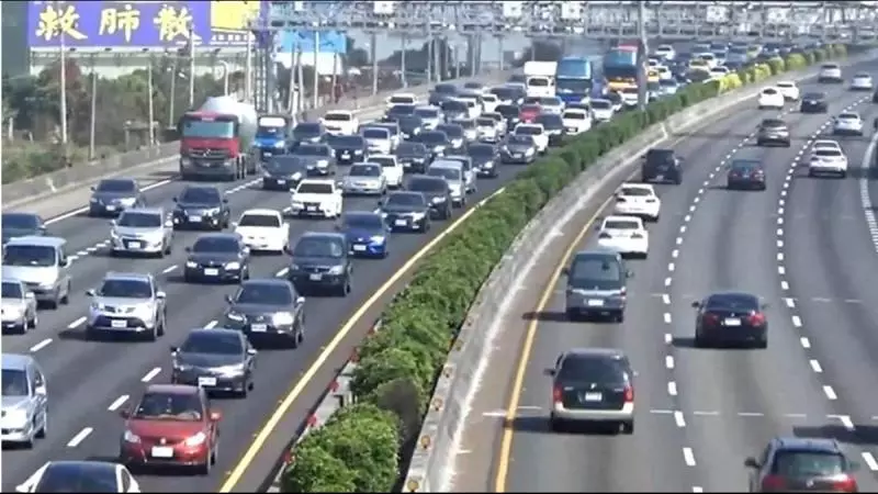 防龜車「帶塞」五楊高架出一招解決!用路人狂讚