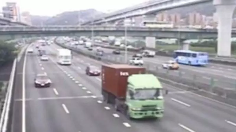 防龜車「帶塞」五楊高架出一招解決!用路人狂讚