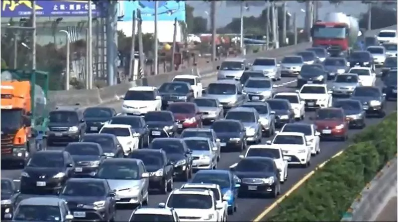 防龜車「帶塞」五楊高架出一招解決!用路人狂讚