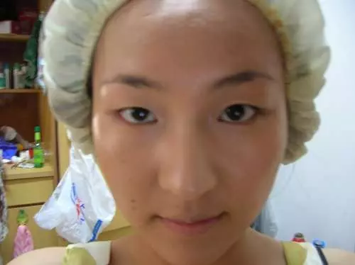 新婚妻子游泳時妝容被沖洗,丈夫不識妻子素顏,提出離婚男生,你們要小心了 -