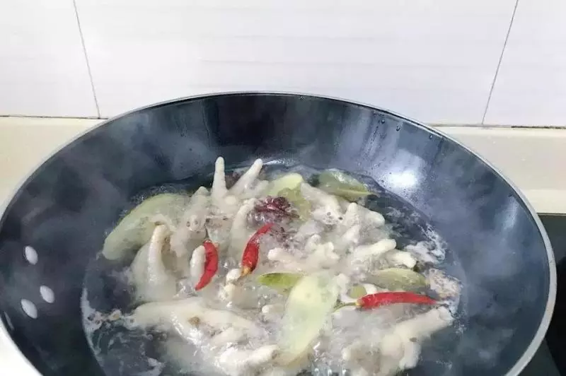 自製網紅檸檬雞爪,剛端上桌就被人啃完!