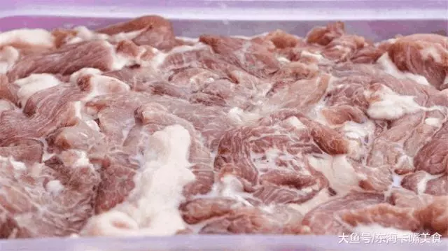油炸酥肉時，用澱粉好還是麵粉好，四川大廚教你一招，不要弄錯了