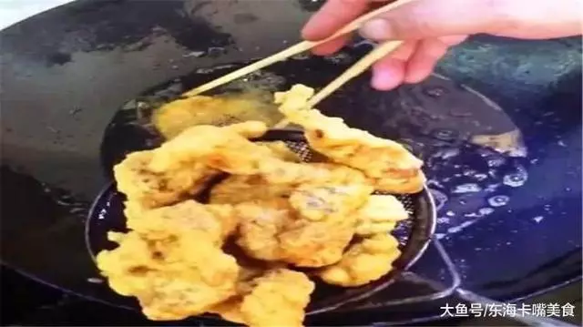 油炸酥肉時，用澱粉好還是麵粉好，四川大廚教你一招，不要弄錯了