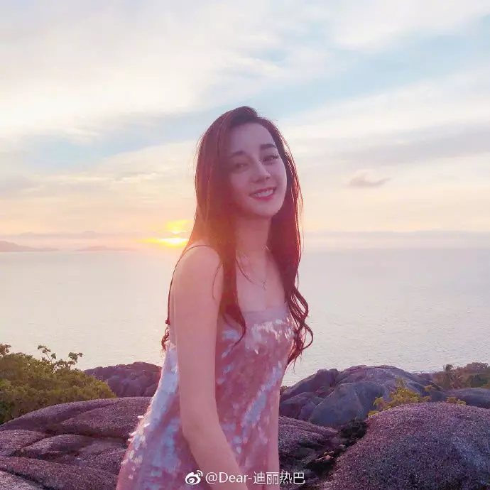 迪麗熱巴海島現形!女神「超緊繃死庫水」:完美S身材!