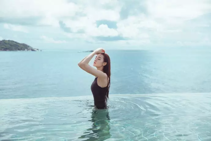 迪麗熱巴海島現形!女神「超緊繃死庫水」:完美S身材!