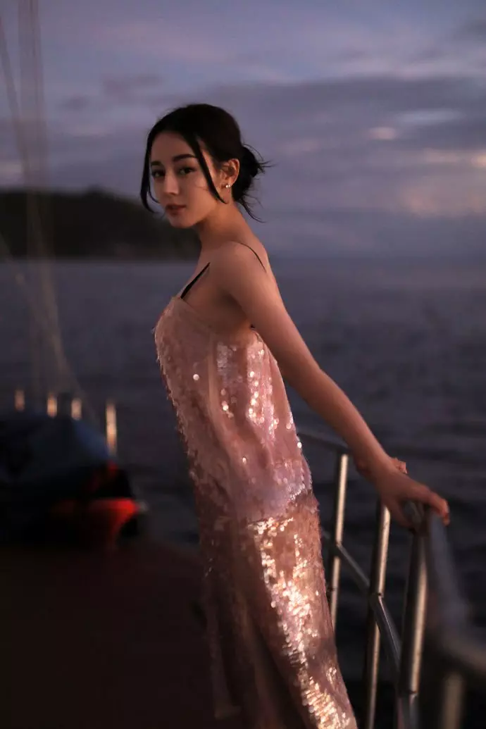 迪麗熱巴海島現形!女神「超緊繃死庫水」:完美S身材!