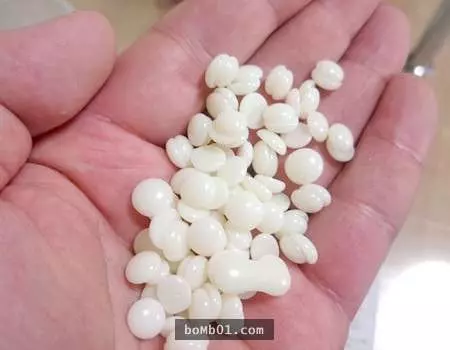 大膽網友犧牲自己替大家試驗「蜜蠟除鼻毛」的效果,結果當棍子一拔出來…超壯觀的!