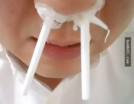 大膽網友犧牲自己替大家試驗「蜜蠟除鼻毛」的效果,結果當棍子一拔出來…超壯觀的!
