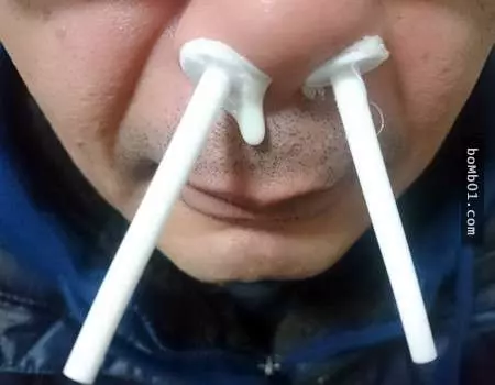 大膽網友犧牲自己替大家試驗「蜜蠟除鼻毛」的效果,結果當棍子一拔出來…超壯觀的!