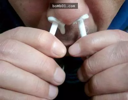 大膽網友犧牲自己替大家試驗「蜜蠟除鼻毛」的效果,結果當棍子一拔出來…超壯觀的!