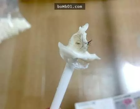 大膽網友犧牲自己替大家試驗「蜜蠟除鼻毛」的效果,結果當棍子一拔出來…超壯觀的!