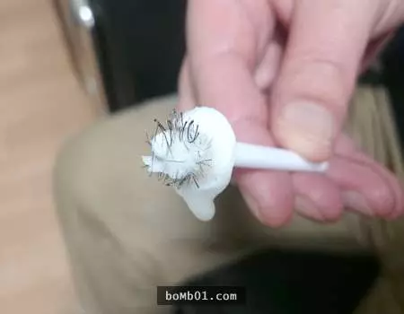 大膽網友犧牲自己替大家試驗「蜜蠟除鼻毛」的效果,結果當棍子一拔出來…超壯觀的!