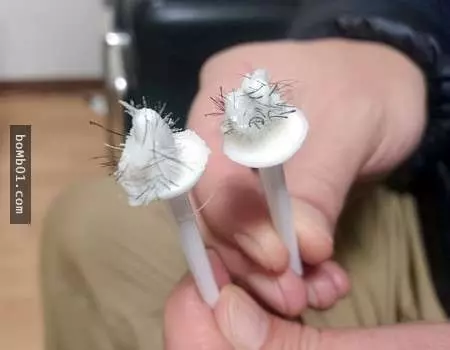 大膽網友犧牲自己替大家試驗「蜜蠟除鼻毛」的效果,結果當棍子一拔出來…超壯觀的!