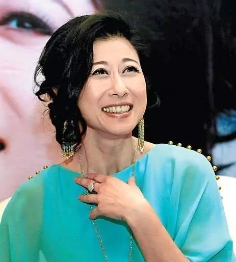 57歲葉倩文一家近照,結婚整整21年無子,老公長相一言難盡!