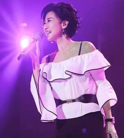 57歲葉倩文一家近照,結婚整整21年無子,老公長相一言難盡!