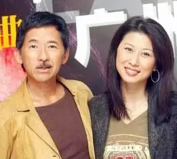 57歲葉倩文一家近照,結婚整整21年無子,老公長相一言難盡!