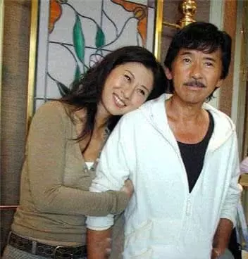 57歲葉倩文一家近照,結婚整整21年無子,老公長相一言難盡!