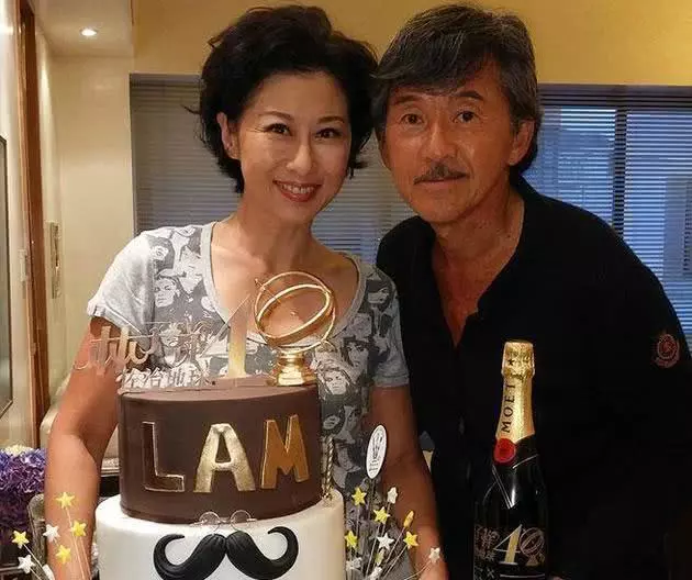 57歲葉倩文一家近照,結婚整整21年無子,老公長相一言難盡!