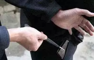 狗狗在菜市場偶遇遺棄它的前主人,沒想到它的反應令人落淚