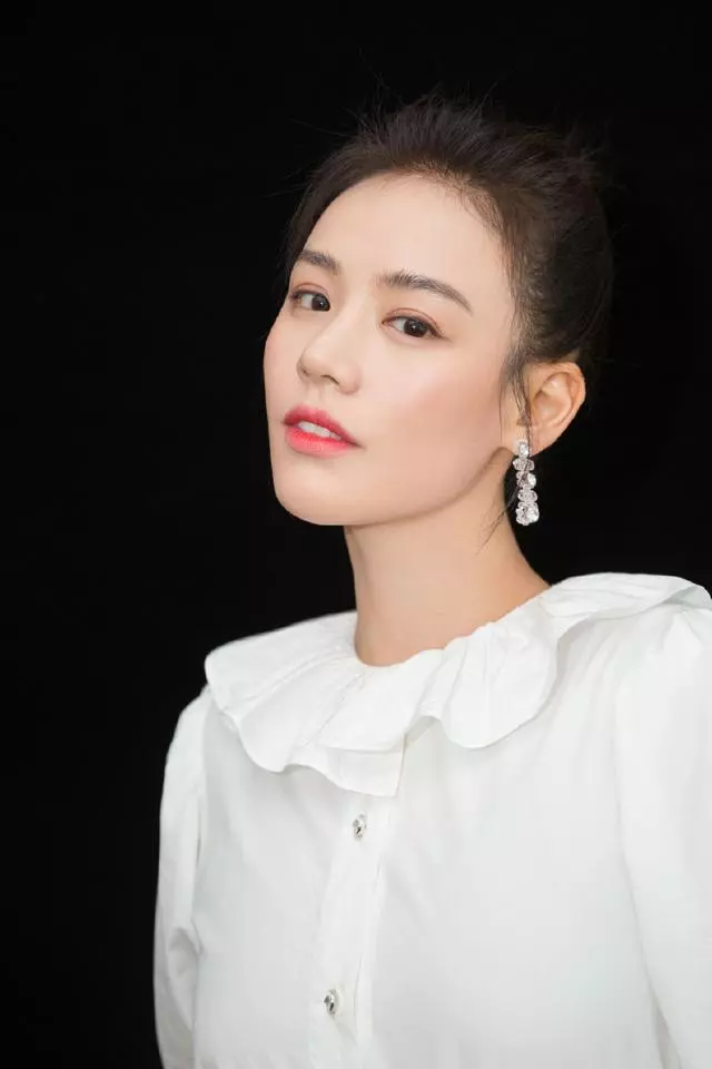 馬思純分手後越變越精緻了?白襯衣搭配格子蓬蓬裙亮相,清爽迷人