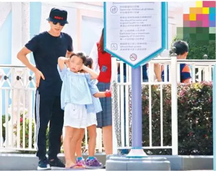蔡少芬張晉帶女兒玩迪士尼,素顏揮汗如雨,明星夫妻也是平凡父母