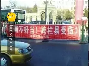 「中國警方16張霸氣宣導標語照片」當搶匪真的隨時會被打死啊!XD