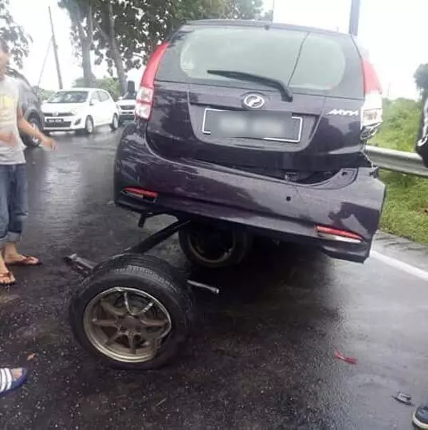 雨中連環撞 Myvi 竟撞成這樣