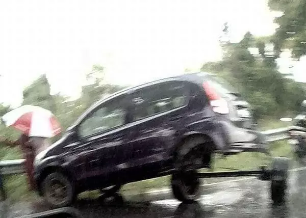 雨中連環撞 Myvi 竟撞成這樣