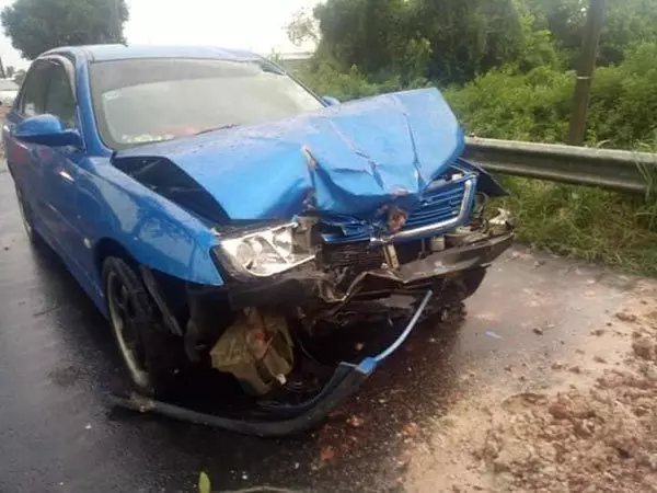雨中連環撞 Myvi 竟撞成這樣