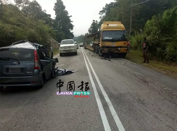 女司機疑打瞌睡,失控駛入對方的車道,與迎面而來的拖格羅厘迎頭猛撞,釀成4死慘劇