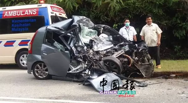 女司機疑打瞌睡,失控駛入對方的車道,與迎面而來的拖格羅厘迎頭猛撞,釀成4死慘劇