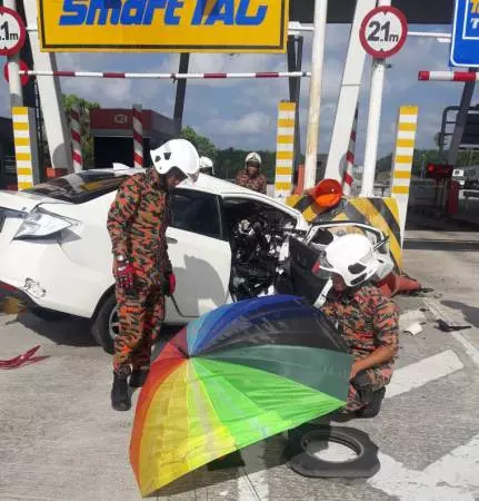 休旅車疑行駛時失控,猛撞前方的警車,執勤伍長當場喪命!
