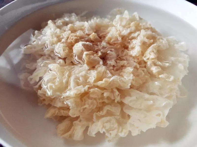 銀耳是用冷水泡還是熱水泡?很多人搞不懂,難怪不出膠還難吃