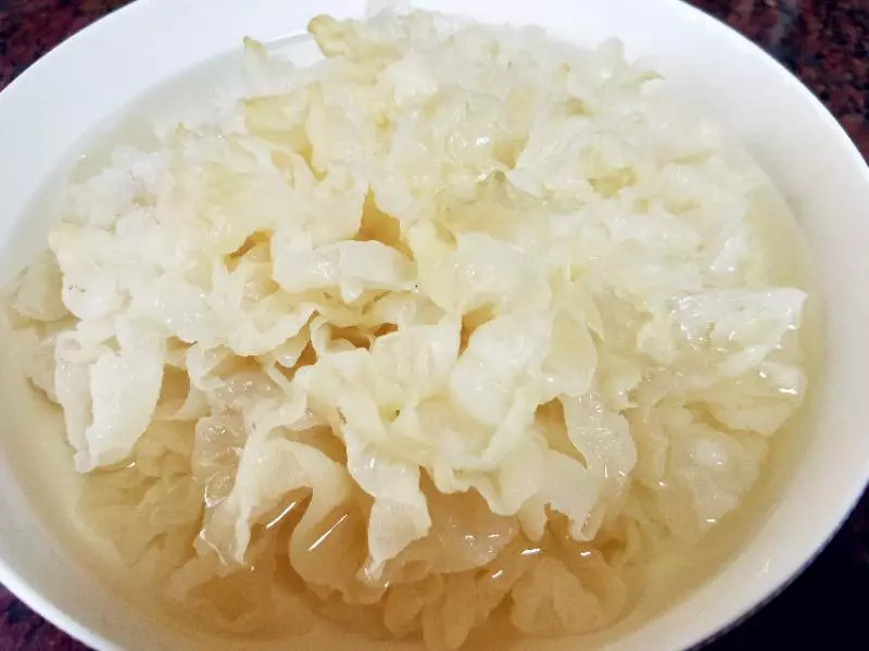 銀耳是用冷水泡還是熱水泡?很多人搞不懂,難怪不出膠還難吃