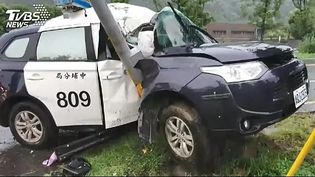 疑大雨失控!警車飄移撞電桿 人拋飛後座昏迷