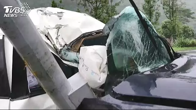 疑大雨失控!警車飄移撞電桿 人拋飛後座昏迷