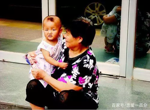 我帶孫子三年,兒媳沒給一毛錢,過生日她發一條動態,我老淚縱橫