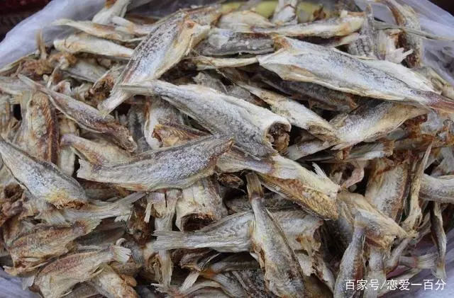 田間老父送來一包鹹魚,兒媳揮手丟在牆角,兒子撿起一看淚涌心頭