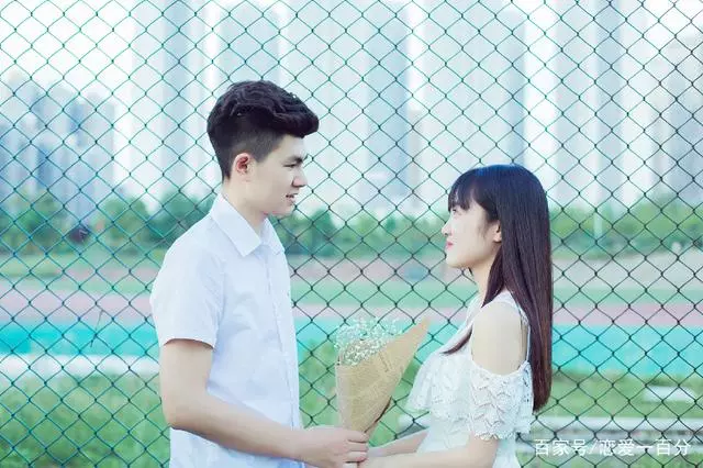 丈夫打工歸來妻子一天未回家,兒子玩玩具時說一話,丈夫哭腫了眼