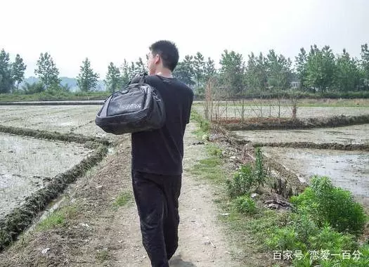 丈夫打工歸來妻子一天未回家,兒子玩玩具時說一話,丈夫哭腫了眼